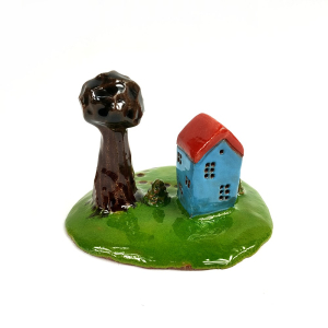 ceramiczny domek z ogrodem