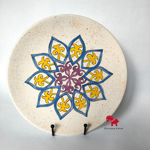 Talerz z namalowaną mandalą